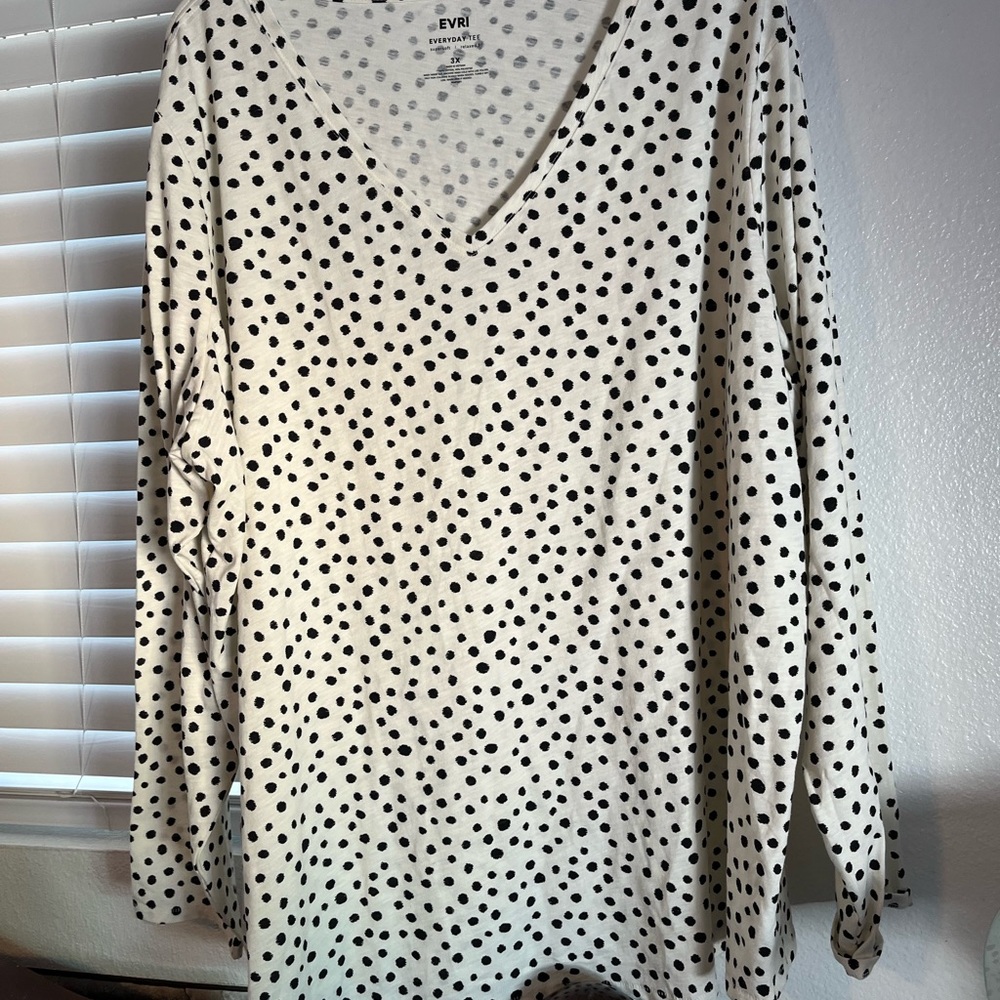 EVRI Supersoft Tee with Black and White Dots